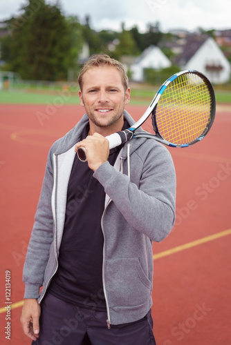 tennisspieler auf dem weg zum platz © contrastwerkstatt