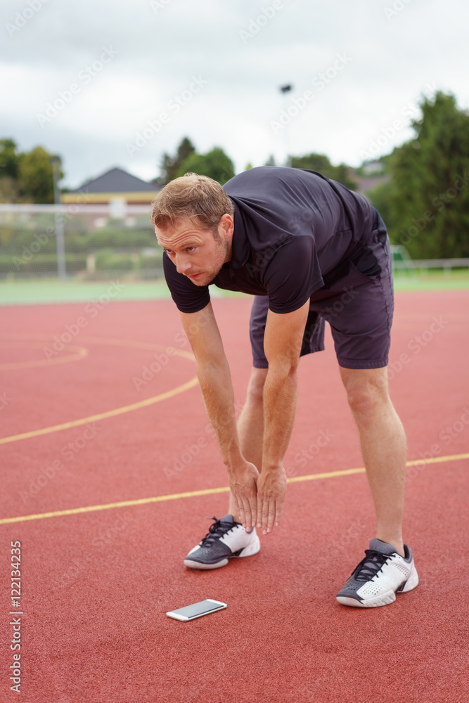 sportler dehnt sich vor dem training sportler dehnt sich vor dem training