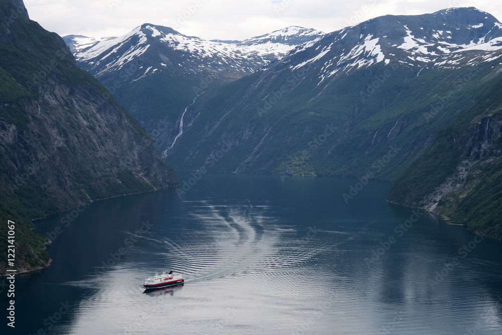 Fototapeta premium Geirangerfjord Norwegen mit Schiff
