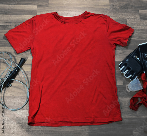 Shirt Vorlage für Shirtmotive/ Shirt auf dem Boden zusammen mit Boxhandschuhen, Mundschutz, springseil, Bandagen. Sehr gut geeignet für Sportmotive. photo