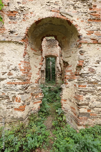 Fototapeta Naklejka Na Ścianę i Meble -  Old broken window portal