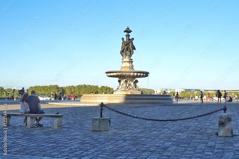 Place de la bourse et amoureux sur le pont