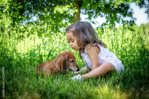 Kleines Mädchen mit Hund