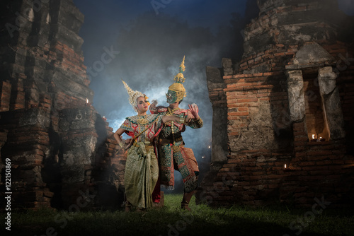 Canvastavla STRICTLY KHON DANCING (THOTSAKAN): PERFORMERS of one of Thailand's most highly r