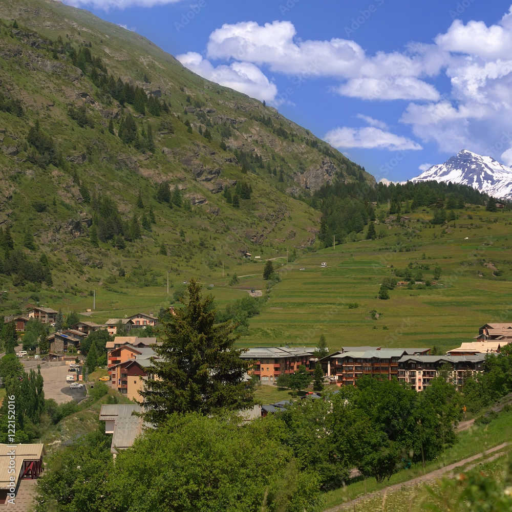 petit village dans les alpes : Lanslevillard Val-Cenis