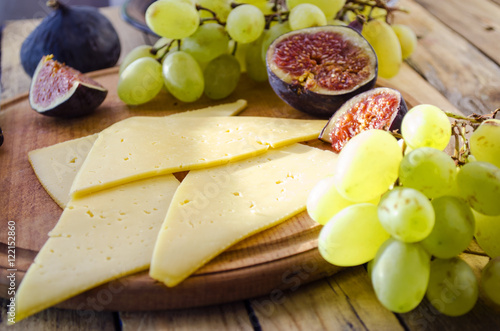 cheese with figs and grapes