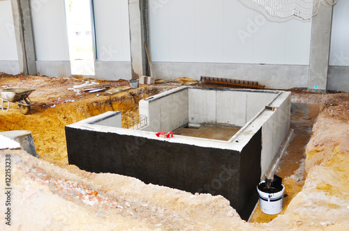 Ein Betonfundament zur schweren Belastung wird hergestellt und mit einem Schutzanstrich versehen. Die Basis für eine Maschinenaufstellung in einer Industriehalle.