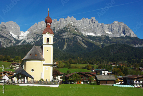 L'église Heiliges Kreuz de Going am Wilden Kaiser face au Kaisergebirge