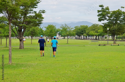 芝生の公園でトレーニングする学生