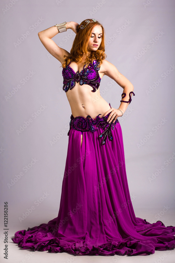Obraz premium Beautiful exotic belly dancer woman
