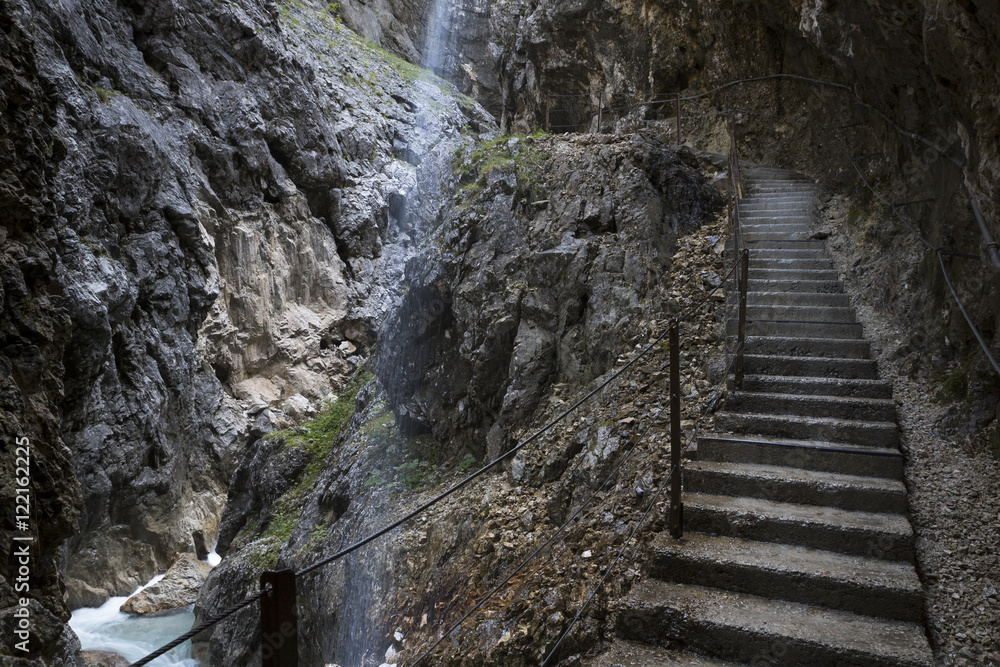 Treppe in der Höllentalklamm bei Garmisch, Bayern