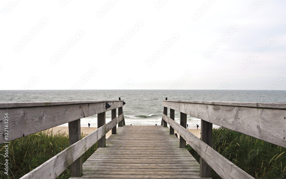 Obraz premium Wodden catwalk to the beach - baltic sea