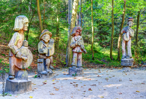 Fotografie Old wooden sculptures in the forest. Witch Hill park, Lithuania.