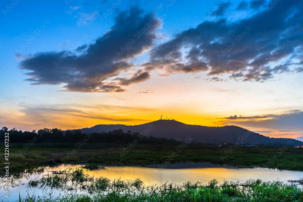 Obraz premium Color of sunset reflect on water