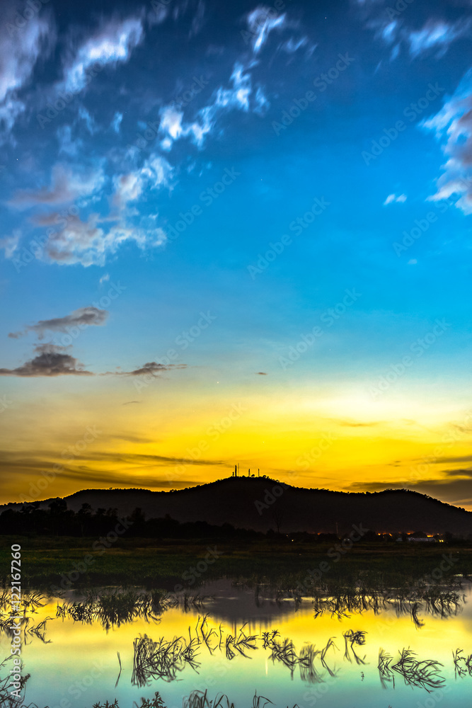 Obraz premium Color of sunset reflect on water