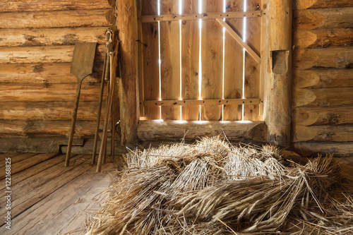 Canvas-taulu Hay sheaves in old wooden interior