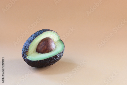 avocado isolato su sfondo colorato