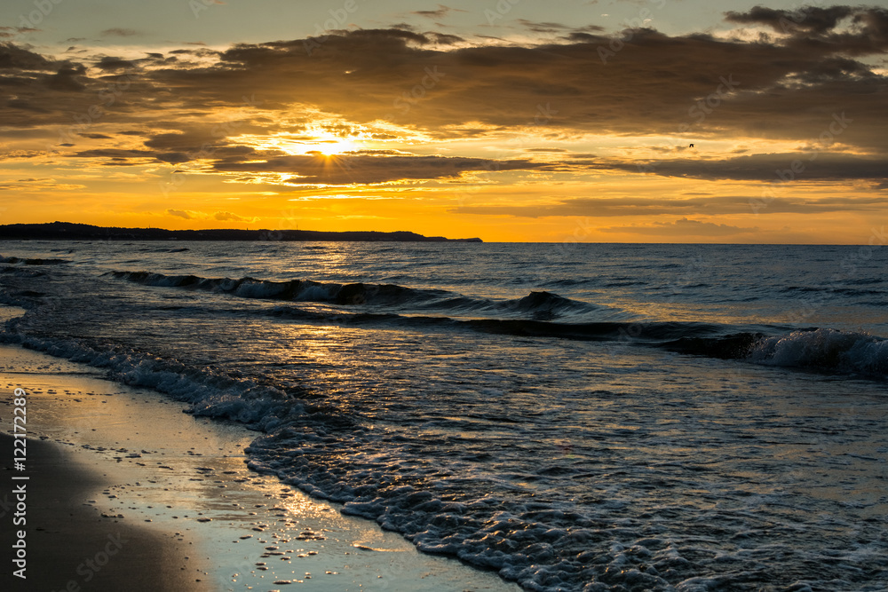 Zachód słońca nad Morzem Bałtyckim w Świnoujściu