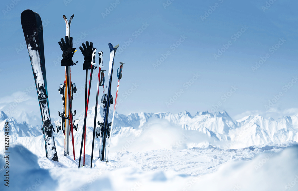 Skier stecken im Schnee - obrazy, fototapety, plakaty 