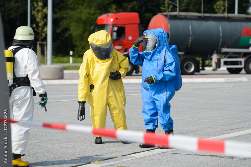 Obraz premium Gefahrguteinsatz der Feuerwehr