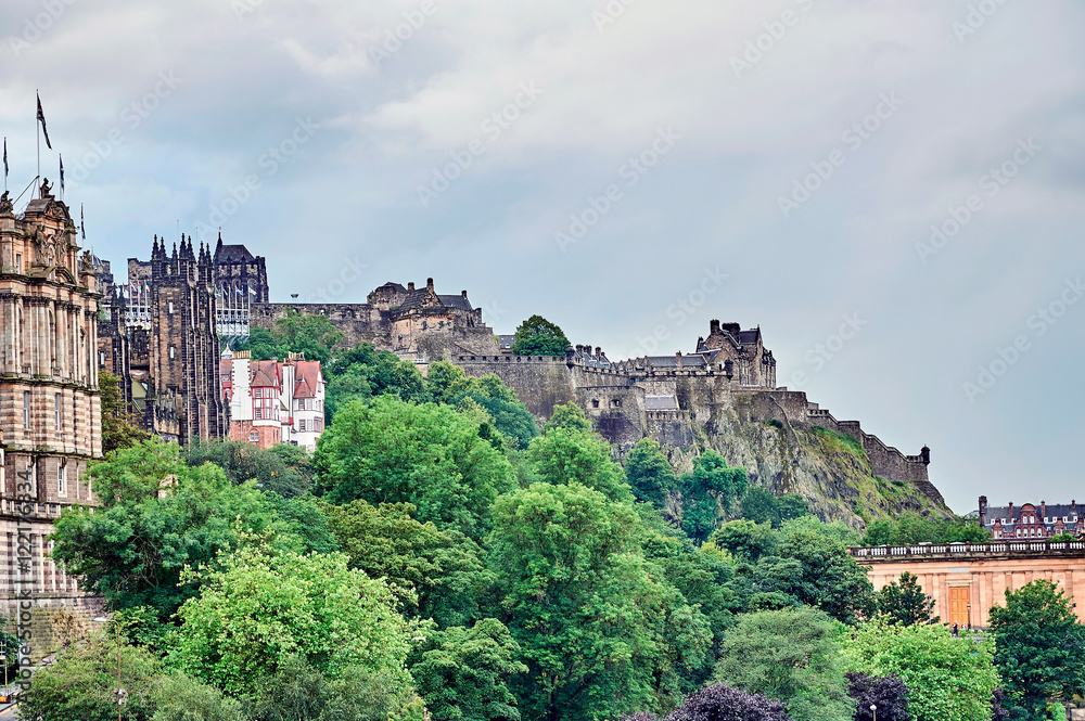 Edinburgh, View of the city, several monuments and the Castle, 