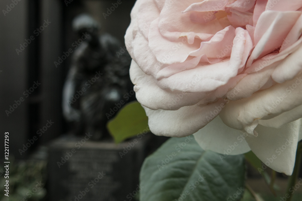 Grabsteinfigur mit Rose