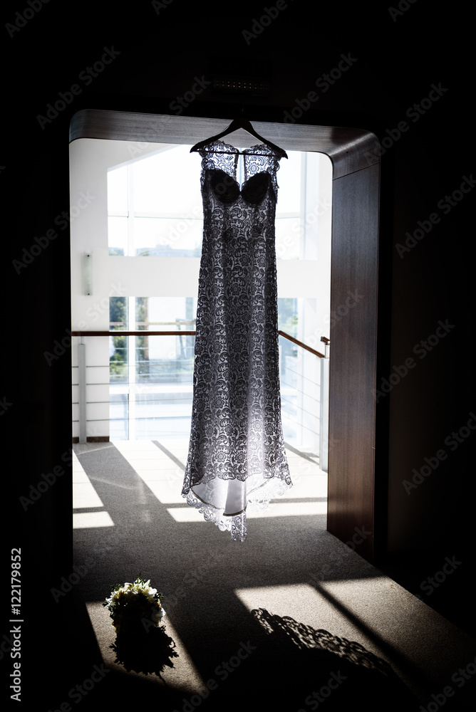 Fototapeta koronkowa sukienka druhna w łuku drzwiowym