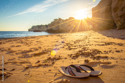 Flip flops im Sand, Urlaub, relaxen, chillout photo
