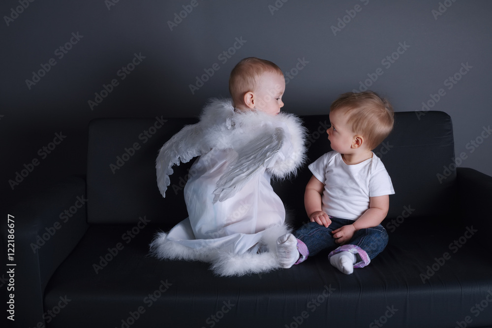 Obraz premium little girl and boy in angel dress