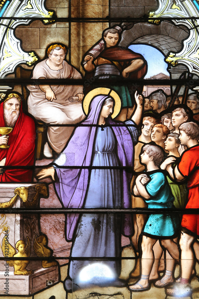 Fototapeta premium Vierge-Marie. Eglise Saint-Férréol. Saint-Fargeau. / Virgin Mary. Church Saint-Férréol. Saint-Fargeau.