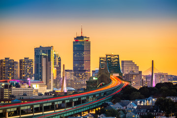 Fototapete Nordamerika Rushhour-Verkehr auf der Tobin Bridge (auch bekannt als Mystic River Bridge) in Richtung Zakim Bridge und Boston Skyline bei Sonnenuntergang.  © mandritoiu