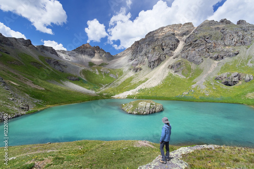 Fotografia Female hiker looking oever beautiful Island Lake in San Juan Mountains near Silv