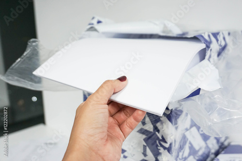 фотографія Pull paper from the ream to insert into printer