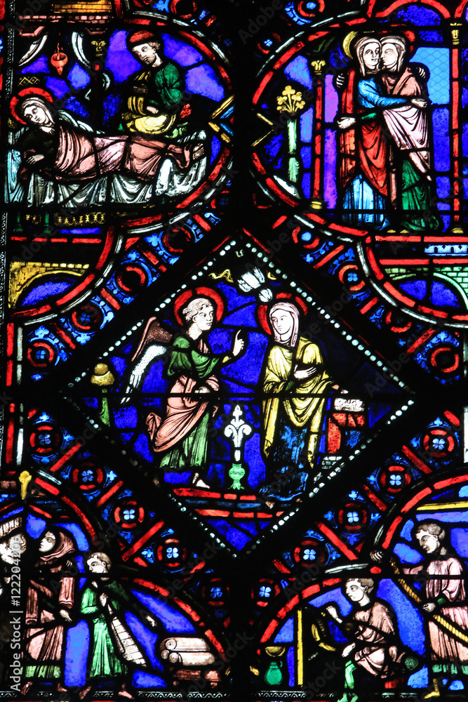 L'annonciation. Vitrail du 13me sicle. Chapelle Notre-Dame. Cathédrale Saint-Pierre de Beauvais. 