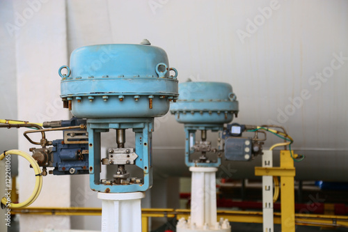Foto Pressure control valve in oil and gas process and controlled by Program Logic Control, PLC controller the valve and control instrument gas supply to actuator of the valve as PLC command