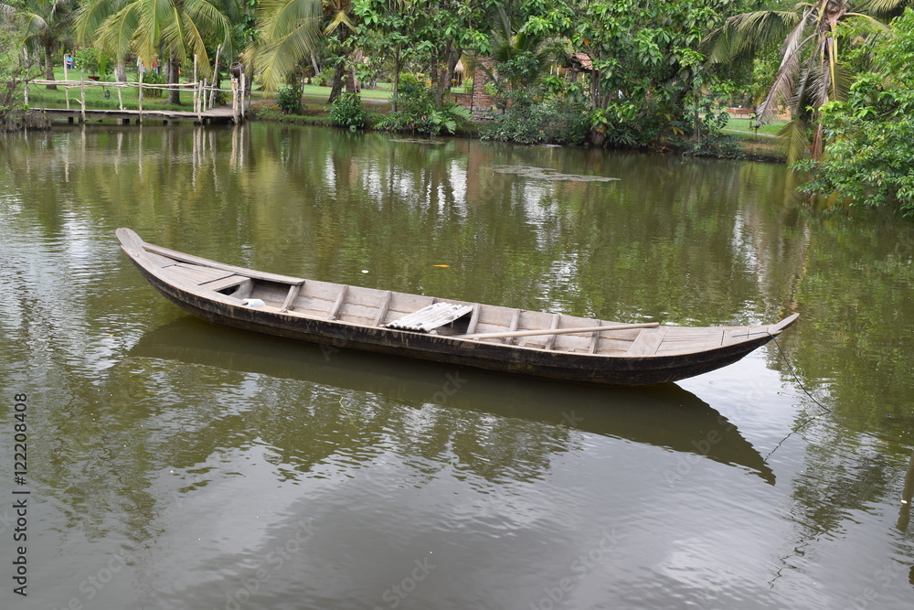Obraz premium traditional asian fishing boat in river