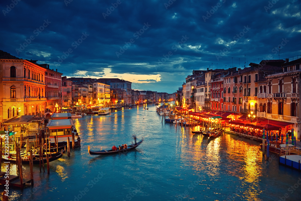 Obraz premium Widok na Canal Grande z mostu Rialto o zmierzchu, Wenecja, Włochy