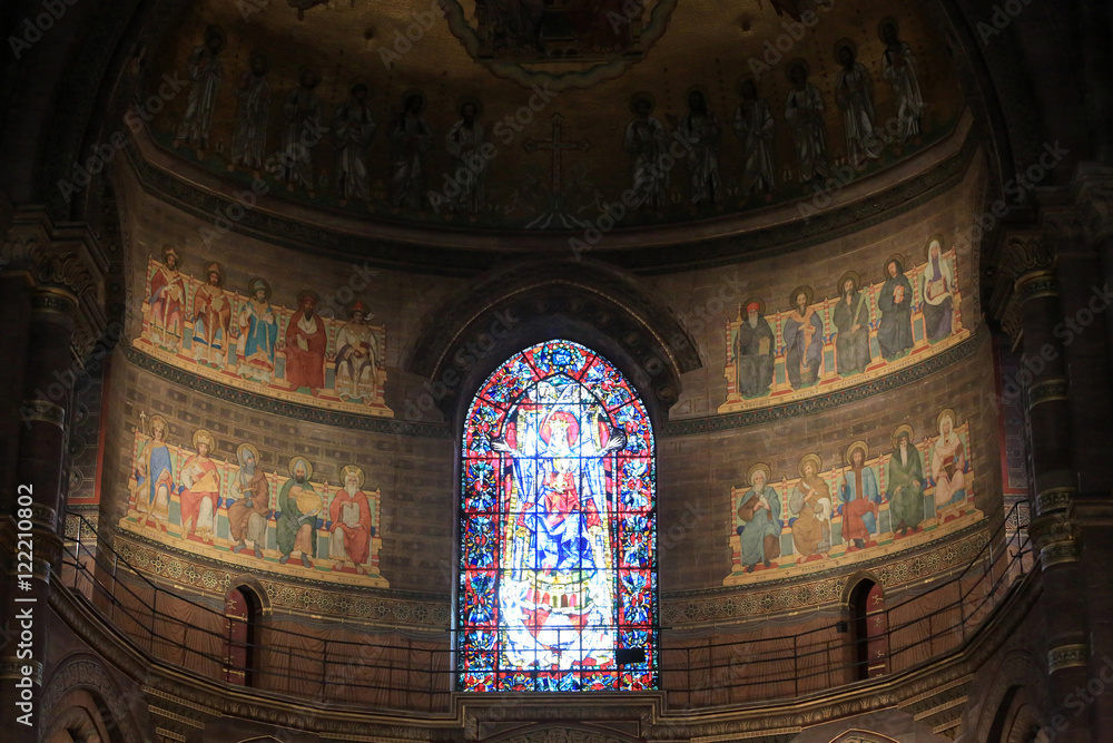 Vitrail. Bénédiction de la Sainte Vierge de Max Ingrad. Cathédrale