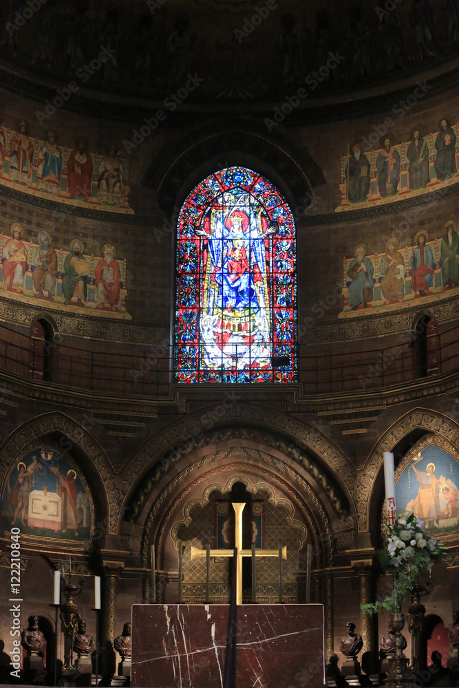 Vitrail. Bénédiction de la Sainte Vierge de Max Ingrad. Cathédrale Notre-Dame de Strasbourg.