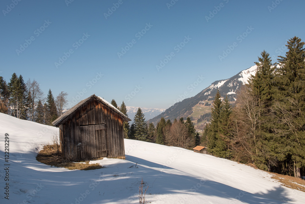 alpine Winterlandschaft mit Holzhütte