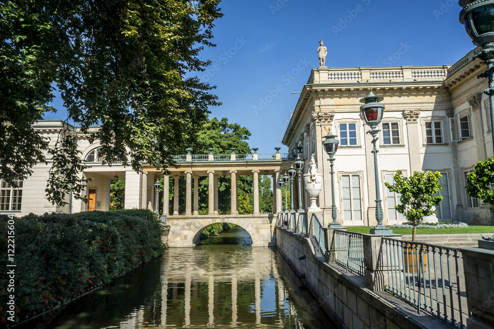 Naklejka premium Bridge with a colonnade, Lazienki Park in Warsaw, Poland.