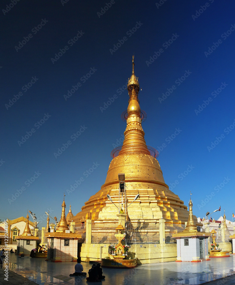 Fototapeta premium View of golden Botathaung pagoda, Yangon, Myanmar