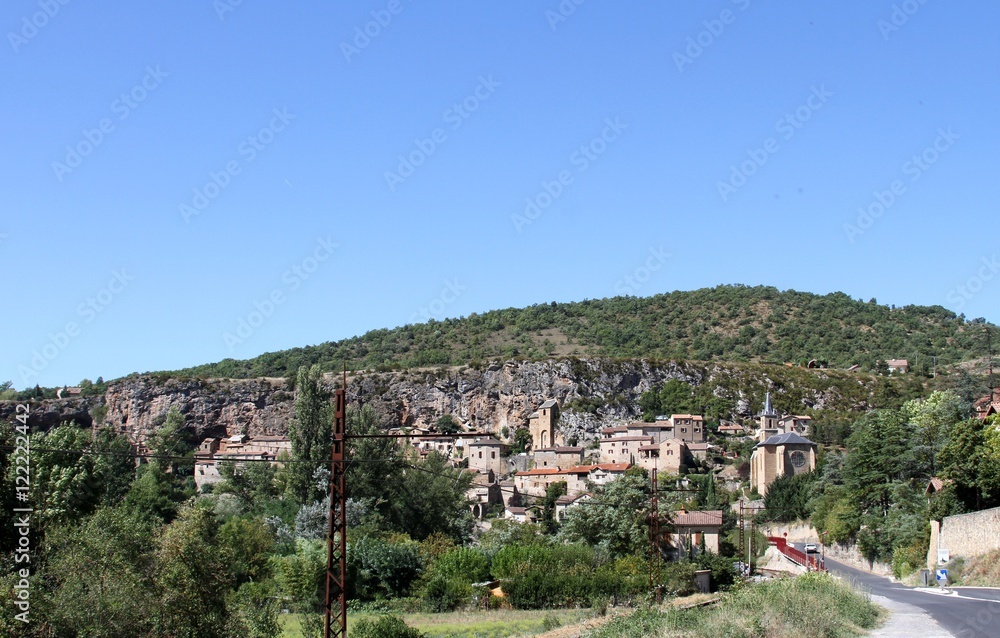 Village troglodytique de Peyre en Aveyron,vallée du Tarn