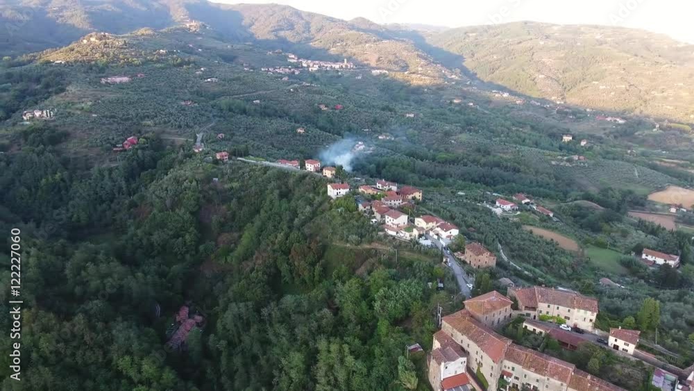 Il video aereo sopra un bellissimo paesino antico toscano situato sulle colline, fatto con drone al tramonto Il video aereo sopra un bellissimo paesino antico toscano situato sulle colline, fatto con drone al tramonto