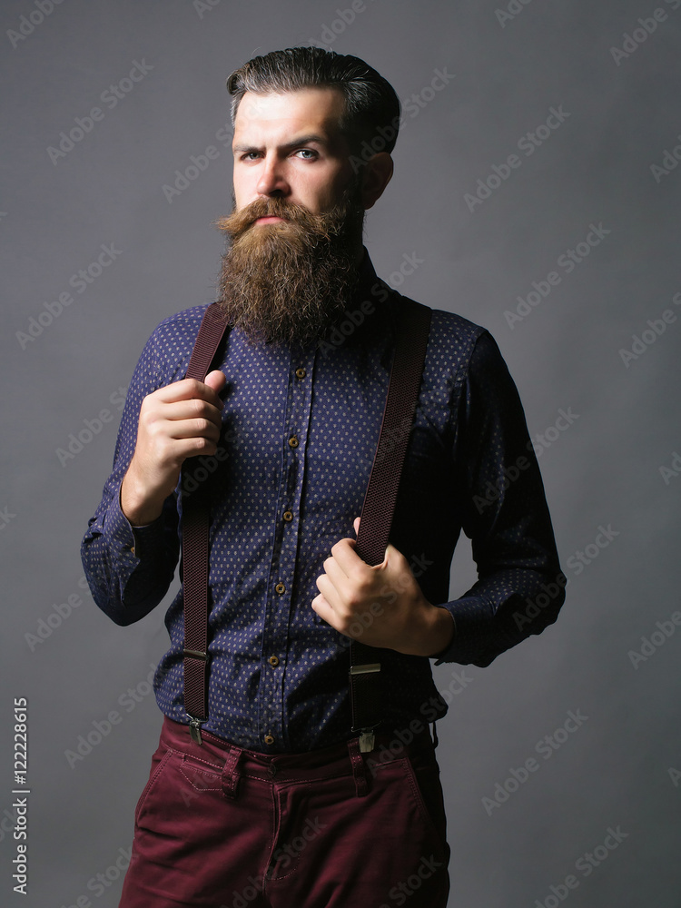 Φωτογραφία Trendy man holds suspenders