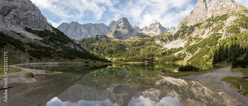 See in den Alpen vor Bergpanorama und Reflektion