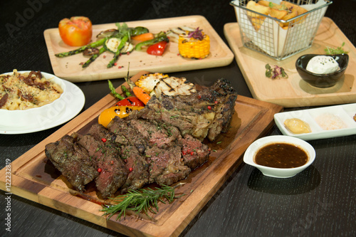 Deboned tomahawk rib steak with pepper sauce served with gratina
