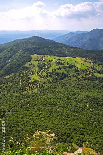 vistas aereas de paisaje en girona central,con arboles caminos prados y montañas