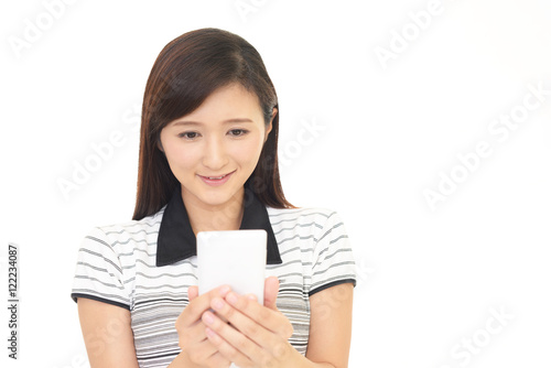 スマートフォンを持つ笑顔の女性