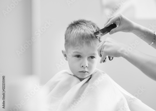 Мальчик в парикмахерской чб